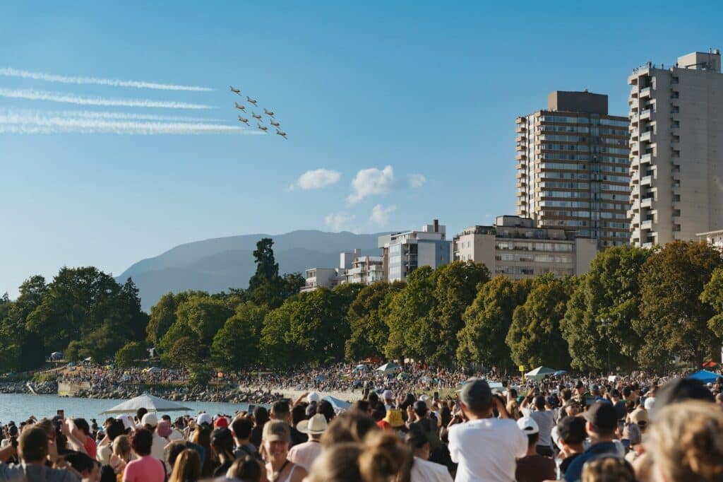 Best Places to Watch World Cup 2026 Matches Live: Top Spots If You Have No Ticket 4 Large crowd gathered in a park fan zone during a World Cup match