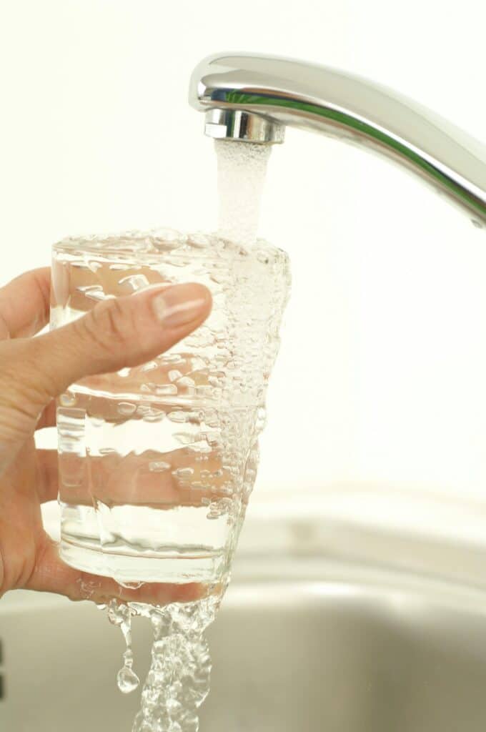 Tap water being poured into a glass — not recommended for travelers during World Cup 2026 travel in Mexico